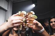 Το αλκοόλ μπορεί να μοιάζει με γιατρειά, αλλά δεν είναι. Με μέτρο η κατανάλωση γιατί η πραγματική ζωή δεν είναι η τελευταία σκηνή του Όλα είναι δρόμος στο Βιετνάμ