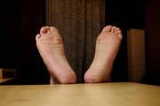 Υπάρχουν, επίσης, ειδικές κάλτσες που “αερίζουν” το πόδι ώστε να το διατηρούν στεγνό, καθώς και κάλτσες εμποτισμένες με χημικά που καταπολεμούν τα βακτήρια που προκαλούν την κακοσμία.
