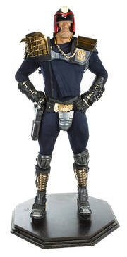 το κοστούμι Gianni Versace που φορούσε στην ταινία Judge Dredd
