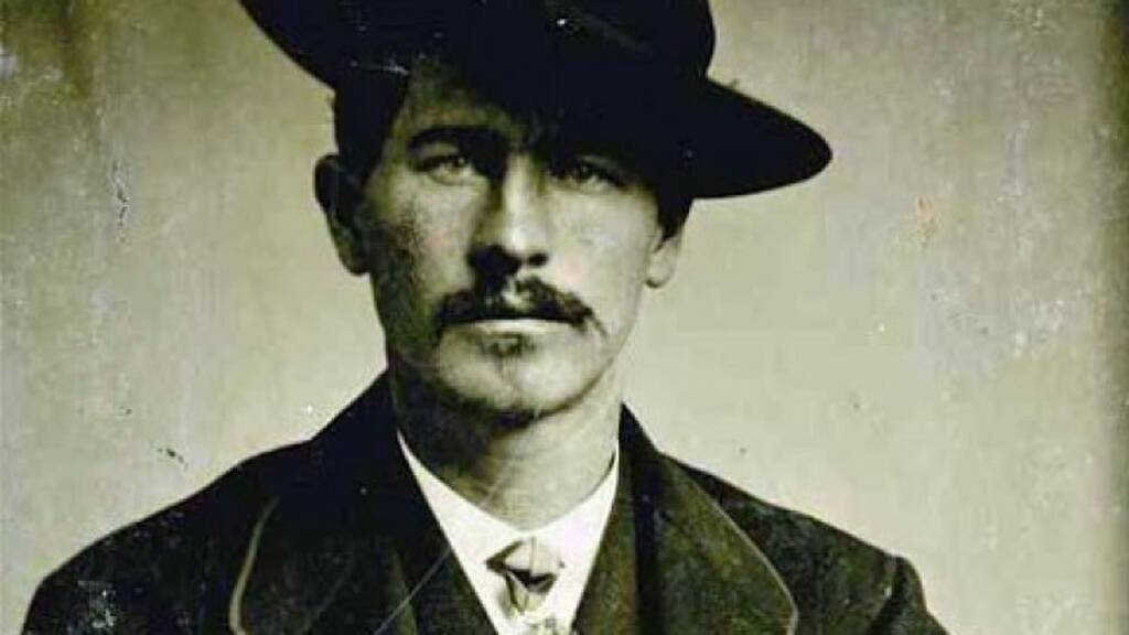Στις 26 Οκτωβρίου 1881, οι αδελφοί Ερπ με τον φίλο τους Ντοκ Χόλιντεϊ, που εκπροσωπούσαν το νόμο, συγκρούστηκαν με τη συμμορία των Κλάντον - ΜακΛόρι στο Τόμπστοουν της Αριζόνα, στο πιο διάσημο πιστολίδι στην ιστορία της Άγριας Δύσης, που έγινε γνωστό μέσω του κινηματογράφου.

