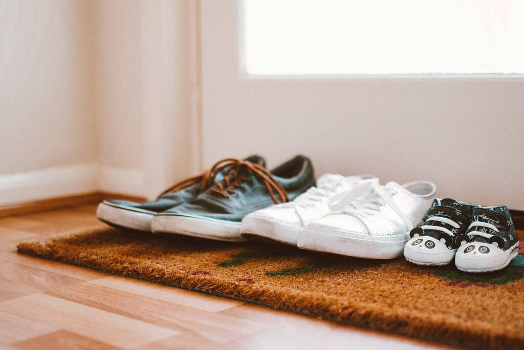 Υπάρχουν τότε μειονεκτήματα στο να μην φέρνουμε τα παπούτσια μέσα στο σπίτι; Από πλευράς υγείας όχι, αφού αφήνοντας τα παπούτσια στο πατάκι της εισόδου, αφήνουμε μαζί και τους παθογόνους μικροοργανισμούς.