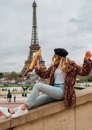 Οι Ρωσίδες influencers ρίχνουν πόρτα στη γαλλική πρωτεύουσα και κατεβάζουν από τα προφίλ τους τις φωτογραφίες όπου ποζάρουν στον Πύργο του Άιφελ. 
