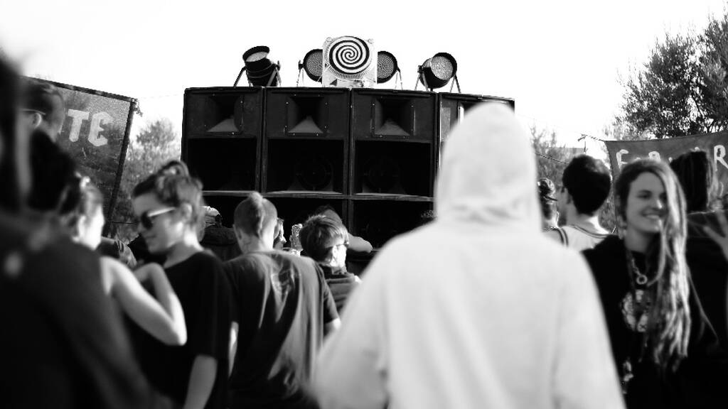 Ρέιβ (αγγλικά: rave) είναι ένα οργανωμένο χορευτικό πάρτι σε ένα νυχτερινό κέντρο διασκέδασης, υπαίθριο φεστιβάλ, αποθήκη ή άλλη ιδιωτική ιδιοκτησία που χαρακτηρίζεται συνήθως από παραστάσεις από DJ, παίζοντας μια απρόσκοπτη ροή ηλεκτρονικής χορευτικής μουσικής. Οι DJ σε εκδηλώσεις ρέιβ παίζουν ηλεκτρονική χορευτική μουσική σε βινύλιο, CD και ψηφιακό ήχο από μια μεγάλη ποικιλία ειδών μουσικής, όπως techno, hardcore, house, drum & bass,dubstep και post-industrial. 