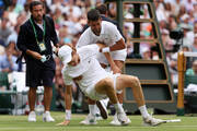 Και σήκωσε τον Ιταλό αντίπαλό του προσφέροντας απλόχερα μια υπέροχη σκηνή στο court του Wimbledon.
