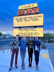 Μια ελεύθερη μέρα στο Tucson. Πήγαμε σινεμά στο ιστορικό Loft Cinema. Ο Τζον ήθελε να δει ένα ντοκιμαντέρ για το Φεστιβάλ Τζαζ και Πολιτιστικής Κληρονομιάς της Νέας Ορλεάνης. Στη συνέχεια τραβήξαμε μια φωτογραφία με μερικούς από τους εργαζόμενους κάτω από την εμβληματική τέντα και το λυκόφως του απέραντου ουρανού της Αριζόνας.