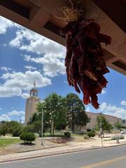 Λατρεύω το Santa Fe του New Mexico. Τράβηξα αυτή την tourist style φωτογραφία των κόκκινων τσίλι που στεγνώνουν στον καυτό ήλιο με φόντο ένα πανέμορφο δείγμα της ισπανικής ιεραποστολικού τύπου αρχιτεκτονικής που τη συναντάς σε ολόκληρη τη Νοτιοδυτική Ευρώπη. Πέρασα υπέροχα περπατώντας στο παλιό κομμάτι της πόλης εκείνη την ημέρα και αγόρασα μερικά αναμνηστικά για την οικογένειά μου. Αυτό άλλωστε θέλω να κάνω κάθε μέρα αν μπορώ, να περπατάω και να εξερευνώ και μετά να ανακαλύπτω ένα μέρος για να πιώ τον καφέ μου. Απολαμβάνω να γνωρίζω τους ντόπιους και να ακούω τις ιστορίες τους. Είναι ένα από τα προτερήματα του να βρίσκεσαι σε περιοδεία.