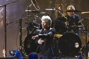 Bon Jovi ($1,329,891,400) με τους Eagles ($1,314,544,780)
