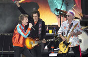 Σε επίπεδο εισπράξεων τώρα οι Rolling Stones φαίνεται είχαν πιο ακριβό εισιτήριο και καμαρώνουν στην κορυφή με $2,165,280,638 εισπράξεις, ενώ U2 ( $2,127,771,684) και Elton John ($1,748,183,036) κλείνουν την τριάδα.
