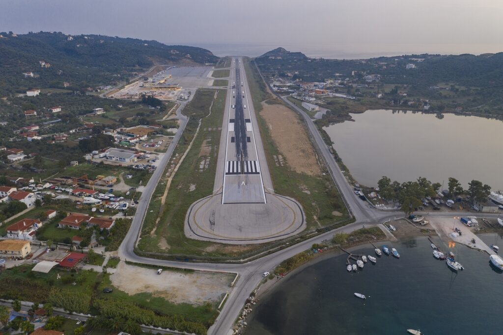 Μπορεί κανείς να διακρίνει πόσο κοντά είναι στην παραλία ο αεροδιάδρομος.