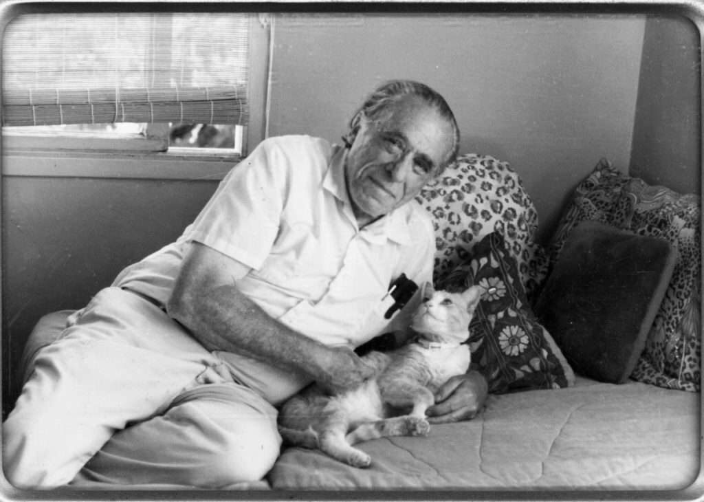 Charles Bukowski - Έγινε διάσημος μετά τα πενήντα του, μέχρι τότε ζούσε μία εντελώς άγνωστη ζωή και εργαζόταν στο ταχυδρομείο, ώσπου μια μέρα τα βρόντηξε όλα κι αποφάσισε να μην ξαναδουλέψει ποτέ σε κανονική δουλειά και να γίνει συγγραφέας. 