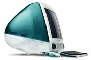iMac G3: Δεν έχει κανένα απολύτως νόημα να κρατάς έναν υπολογιστή πενταετίας, πόσο μάλλον όταν μιλάμε για έναν που βγήκε πριν από 25 χρόνια. Όμως κοιτάξτε τον πρώτο iMac, ένα μνημείο τεχνολογικού σχεδιασμού και τεχνολογίας που έβαλε το δικό του θεμέλιο λίθο για την καταιγιστική επέκταση του οικιακού ίντερνετ, είναι πολύ ωραίο ακόμα και σαν ντεκόρ σε ένα χοπ σαλόνι
