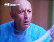 Τον πατέρα του, Σπύρο, να περιφέρεται άσκοπα και να κοιτάει συνεχώς με γουρλωμένα μάτια τις εξελίξεις