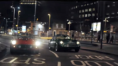 Τρία αυτοκίνητα θρύλοι «κοντράρονται» στους δρόμους του Λονδίνου