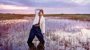 Ο Μπραντ Πιτ μόλις έκανε την πιο μετροσέξουαλ φωτογράφηση της καριέρας του
