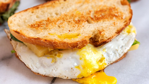 Συνταρακτικό σάντουιτς με αυγό τηγανητό κι άπειρο λιωμένο τυρί