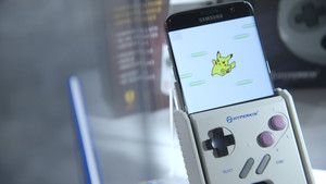Ω ναι! Βγάλανε συσκευή που μετατρέπει το κινητό σου σε Gamebοy