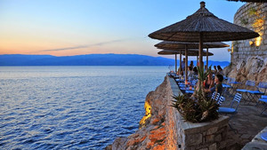 Πήγαινε σε αυτά τα 10 ελληνικά beach bars χτες