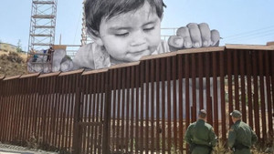 Τα μάτια ενός παιδιού «γκρεμίζουν» τον φράχτη στα σύνορα ΗΠΑ-Μεξικού 