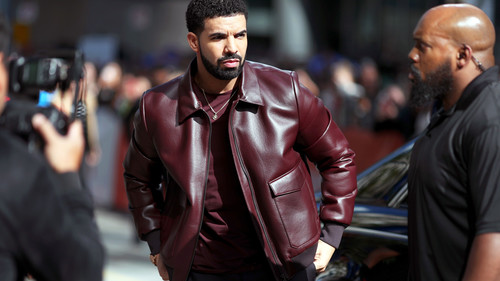 Το δερμάτινο μπουφάν του Drake έχει κάτι από Scarface