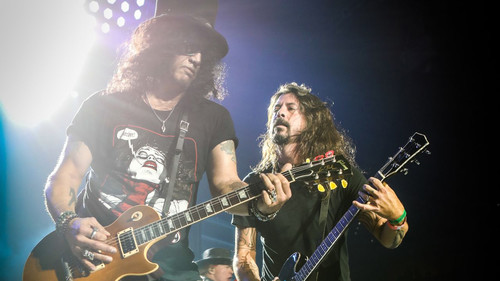 Ο Dave Grohl τα σπάει επί σκηνής με τους Guns N' Roses