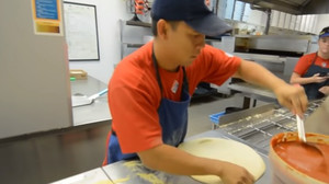 Αυτή εδώ η ΤΑΛΕΝΤΑΡΑ φτιάχνει τρεις πίτσες σε 39 δευτερόλεπτα!