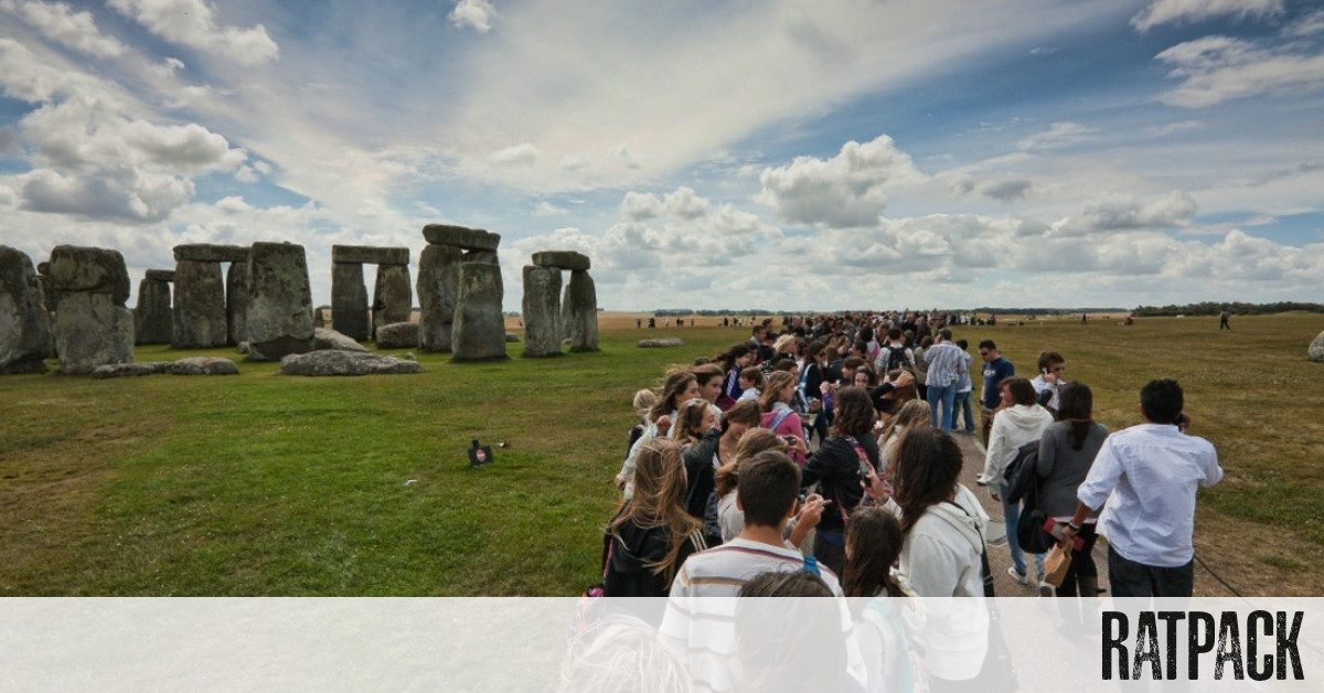 Стоунхендж фестиваль в британии. Стоунхендж фестиваль в британии. Стоунхендж рядом с человеком. Stonehenge become more crowded than it was. When the stonehenge was built.