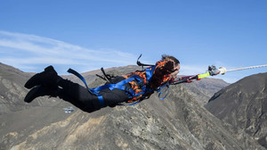 Αυτός ο καταπέλτης κάνει το bungee jumping να κοκκινίζει από ντροπή