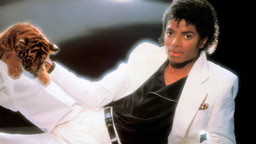 Θα έσκαγες στο γάμο του κολλητού με το λευκό κοστούμι του Μάικλ Τζάκσον στο Thriller;