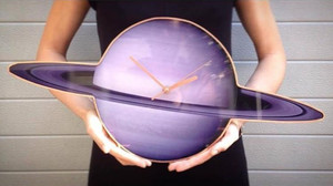 Ρολόγια τοίχου που θα σε φέρνουν πιο κοντά στο Ηλιακό Σύστημα