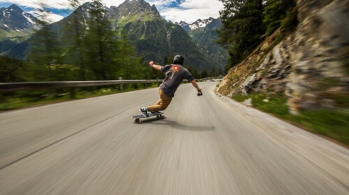 Skater κατεβαίνει τις Άλπεις με ταχύτητες καταδιωκτικού