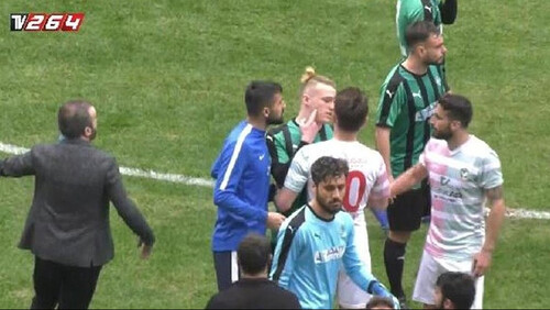 Βγήκαν ξυραφάκια σε τουρκικό αγώνα ποδοσφαίρου