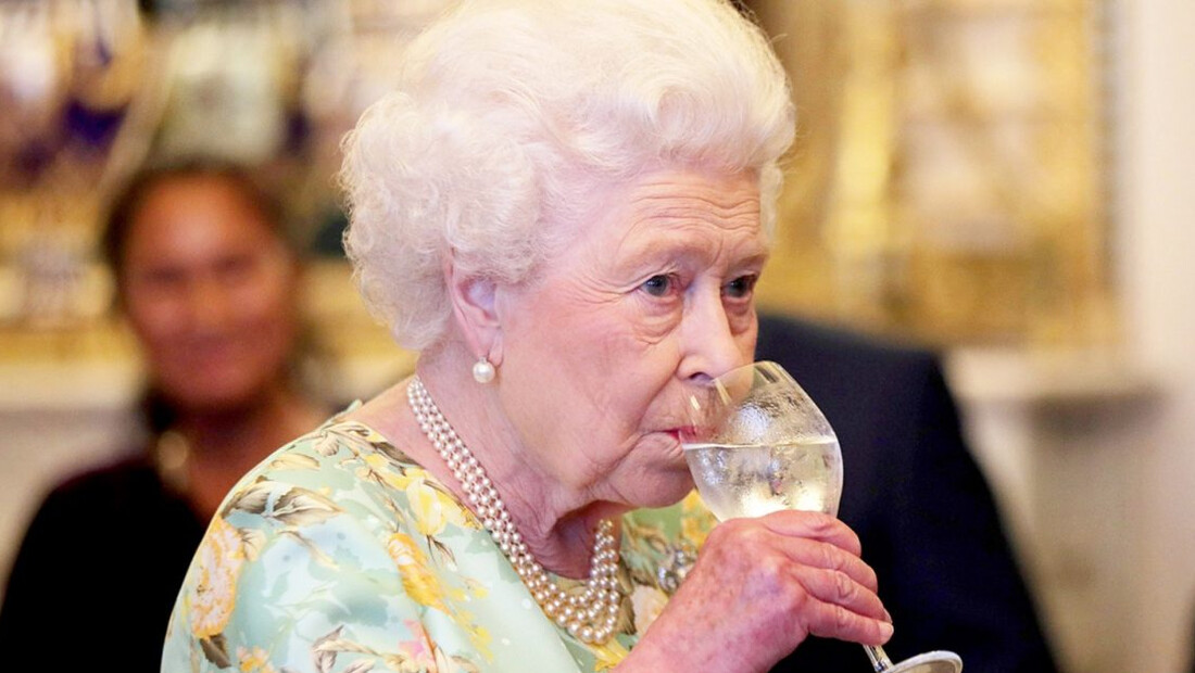 Ήξερες πόσα ποτά πίνει η βασίλισσα Ελισάβετ κάθε μέρα;