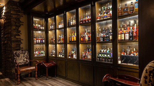 Μία ματιά μέσα στο ομορφότερο whisky bar του πλανήτη