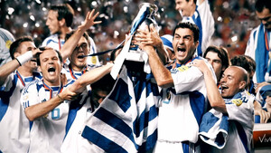 Εσύ τι έκανες όταν ο Ζαγοράκης σήκωνε το Euro του 2004;