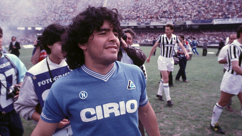 Ο θρύλος Diego Maradona βάζει γκολ στην μεγάλη οθόνη