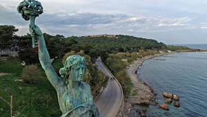 Σε ποια πόλη της Ελλάδας υπάρχει άγαλμα της Ελευθερίας