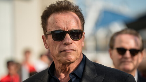 Ο Arnold Schwarzenegger σου λέει με ήρεμο τρόπο να κάτσεις σπίτι
