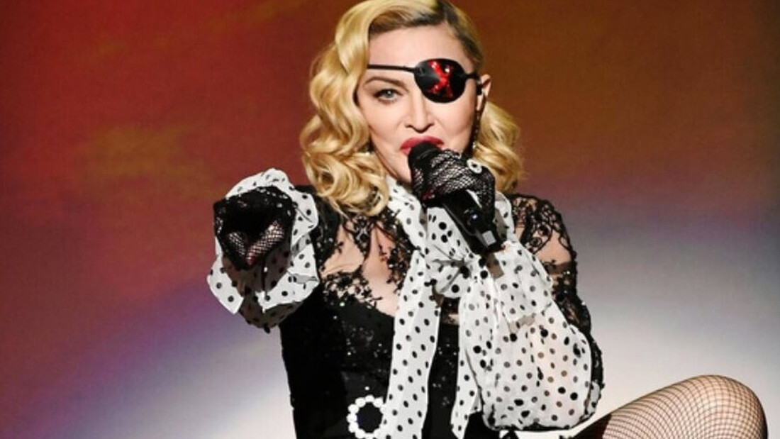 Η 61χρονη Madonna μόνο με τα εσώρουχα (photos)