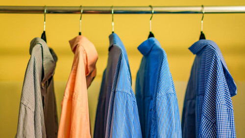Πώς να σιδερώσεις τα ρούχα σου χωρίς σίδερο ρούχων
