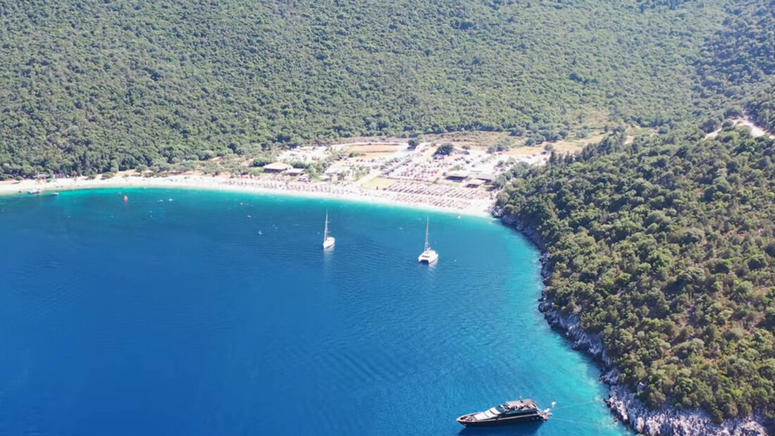 Η διάσημη και κρυμμένη παραλία του Ιονίου με τα κρυστάλλινα νερά (video)