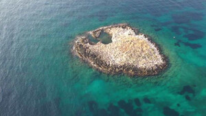 Ένα ιστορικό νησάκι-μύθος μόλις 100 μέτρα από την Αττική