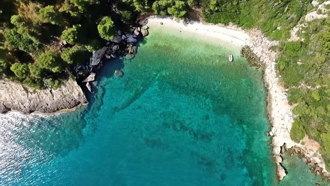 Αυτή είναι η κρυφή παραλία - διαμάντι της Αττικής με το μαγικό τοπίο (video)