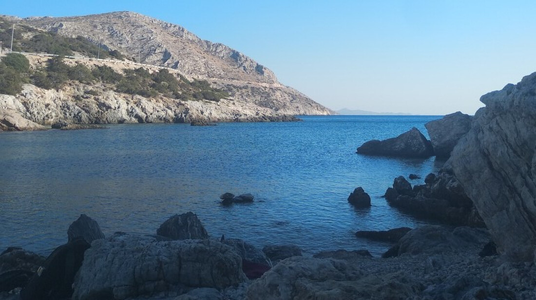 Η ομορφότερη μυστική παραλία της Αττικής για να πας με την παρέα σου