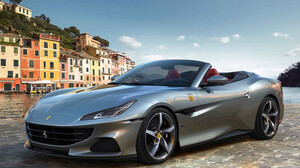 Ο καθαρός ουρανός της Ferrari Portofino αστραπές δεν φοβάται