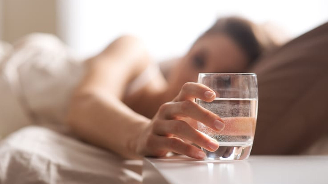 Γιατί πρέπει να πίνουμε ένα ποτήρι νερό μόλις ξυπνάμε;