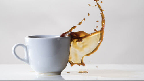 Πώς να μην χύνεις τον καφέ σου σύμφωνα με την επιστήμη