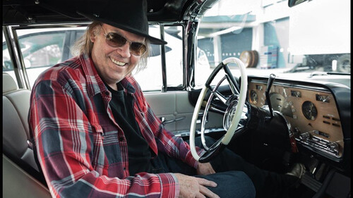 O Neil Young διαλέγει μόνο αυτοκίνητα με crazy horse power