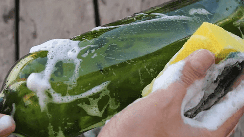 Πώς να καθαρίσεις μπουκάλια και βάζα με στενό λαιμό