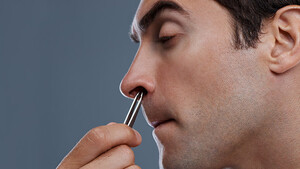 Πώς να ξεφορτωθείς τις ενοχλητικές τρίχες στη μύτη σου