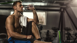 Γιατί πρέπει να πίνεις νερό με άδειο στομάχι;